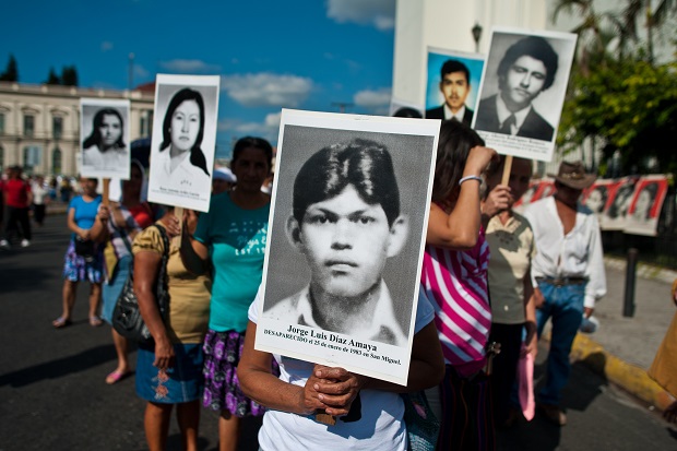 Marcha pede julgamento de militares envolvidos em massacres durante a guerra civil em El Salvador