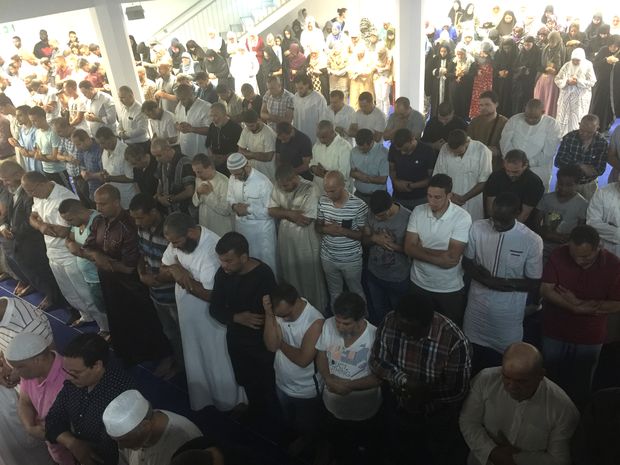 NICE, FRANCA, 17-07-2016 - Muculmanos rezam pelos mortos no atentado de Nice na mesquita En-nour. Credito:Fernanda Godoy/Folhapress