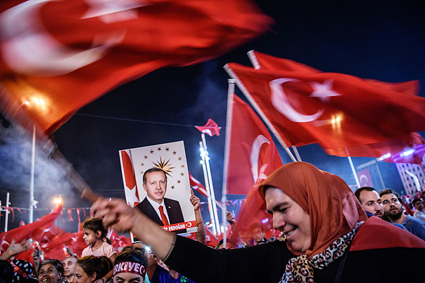 Apoiadores do presidente Erdogan participam de manifestao na praa Taksim, em Istambul, neste sbado (23)