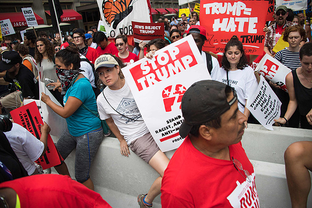 Manifestantes contra Trump protestam durante a conveno republicana, em Cleveland, Ohio, em julho