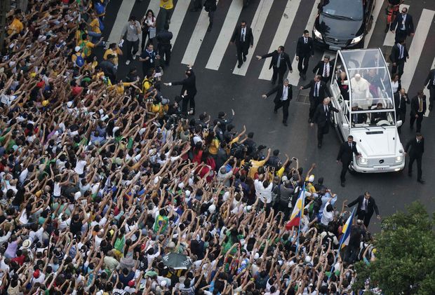 RNPS - PICTURES OF THE YEAR 2013 - Pope Francis greets a crowd of the faithful from his Popemobile in downtown Rio de Janeiro, July 22, 2013. Pope Francis touched down in Rio de Janeiro, and started his first foreign trip as pontiff and a week-long series of events expected to attract more than a million people to a gathering of the young faithful in Brazil, home to the world's largest Roman Catholic population. REUTERS/Ricardo Moraes (BRAZIL - Tags: RELIGION POLITICS TPX) ORG XMIT: POY107
