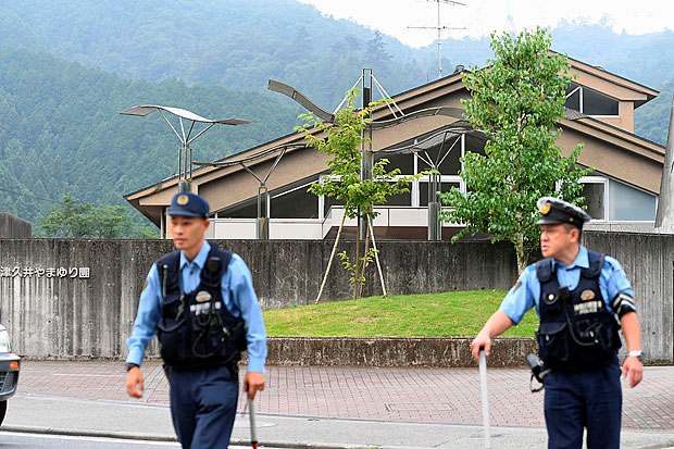 Policiais cercam o prdio do centro de assistncia a pessoas com deficincia atacado em Sagamihara