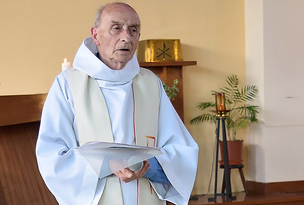 O padre Jacques Hamel, em foto de junho, enquanto celebrava uma missa em Saint-Etienne-du-Rouvray