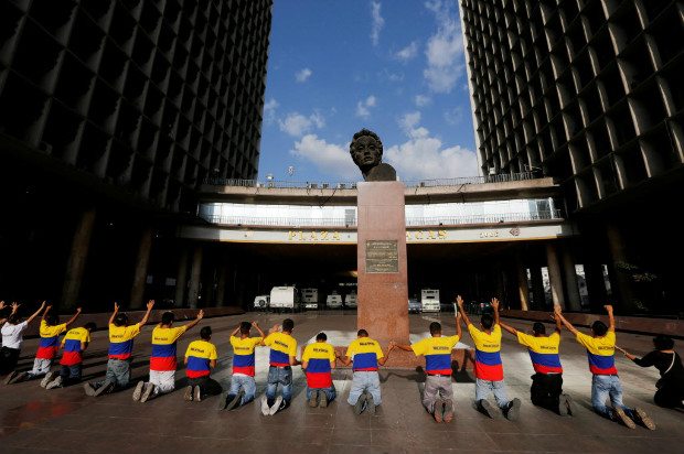Grupo de evanglicos reza e canta em frente  sede do Conselho Eleitoral da Venezuela, em Caracas