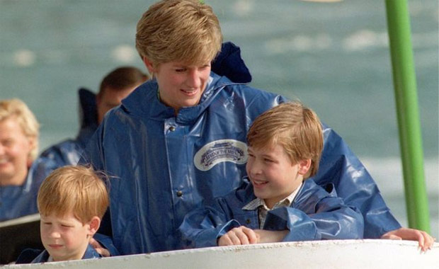 BBC. Prncipe Harry diz se arrepender de no ter falado sobre a morte de sua me. Princesa Diana com os filhos William (dir.) e Harry em 1991 