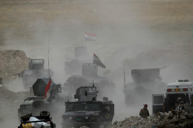Veculos das foras aliadas ao governo do Iraque fazem patrulha na periferia de Fallujah
