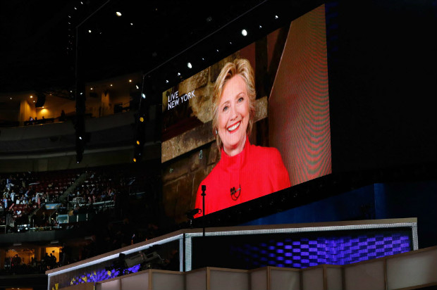 Telo mostra a candidata democrata  Casa Branca, Hillary Clinton, agradecendo a seus eleitores