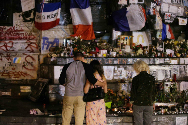 Moradores de Paris prestam homenagens s vtimas dos ltimos ataques terroristas na Frana nesta tera