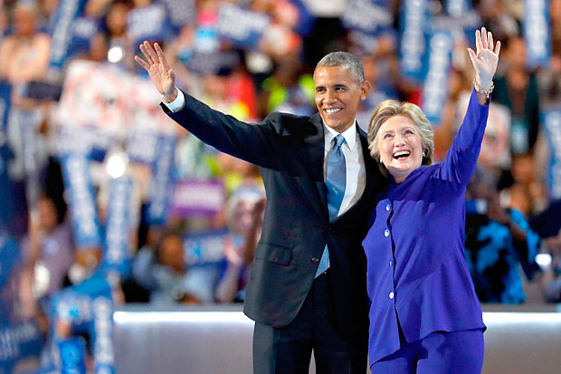 O presidente dos EUA, Barack Obama, e a candidata Hillary Clinton acenam na Conveno Democrata