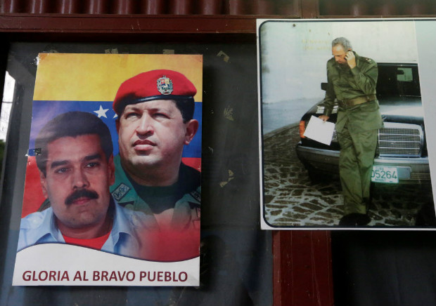 Os venezuelanos Hugo Ch�vez e Nicol�s Maduro s�o vistos ao lado de Fidel Castro em escrit�rio