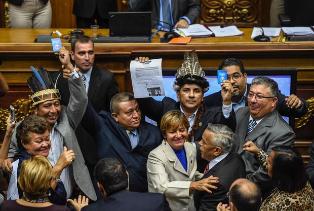 Deputados do Estado de Amazonas exibem documentos aps serem empossados na Assembleia Nacional da Venezuela