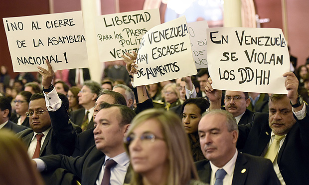 Parlamentares venezuelanos protestam contra Nicols Maduro em reunio do Mercosul em abril