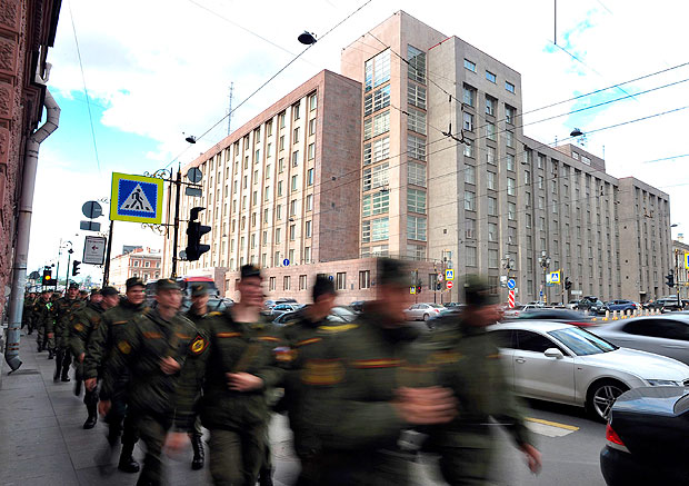 Soldados russos caminham em frente ao prdio da FSB, agncia russa de inteligncia
