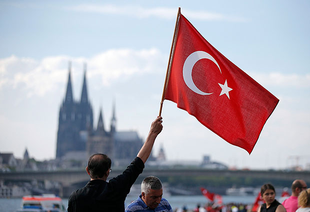 Manifestante favorvel ao presidente turco, Recep Tayyip Erdogan, participa do ato em Colnia