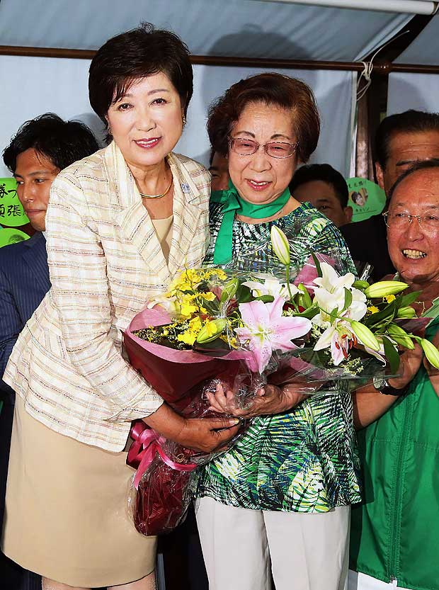 Former Japanese defence minister Yuriko Koike (L) celebrates her win as Tokyo governor, in Tokyo on July 31, 2016. Veteran politician Yuriko Koike was elected governor of Tokyo on July 31, according to media exit polls, becoming the first woman to lead Japan's capital. / AFP PHOTO / JIJI PRESS / JIJI PRESS / Japan OUT ORG XMIT: TOK001