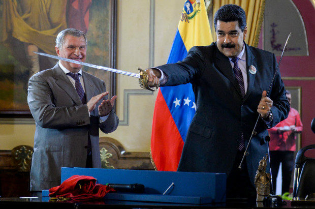 O presidente da Venezuela, Nicols Maduro, brinca com uma espada presenteada por petroleira russa