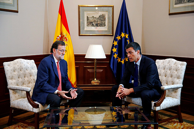 O premi interino da Espanha, Mariano Rajoy (esq.) do PP, se encontra com Pedro Sanchez, do PSOE 