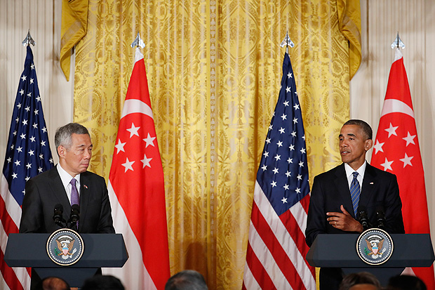 O presidente americano, Barack Obama (à dir.), recebe o primeiro-ministro de Cingapura, Lee Hsien Loong na Casa Branca