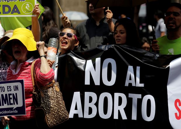 Manifestantes protestam contra o aborto em frente  Suprema Corte do Mxico