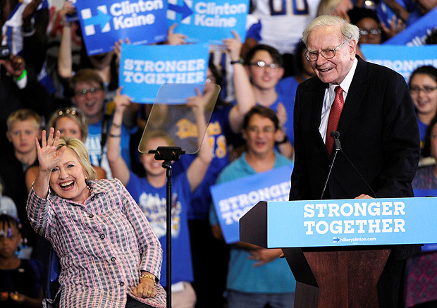 A candidata democrata, Hillary Clinton, acena para apoiadores durante discurso do bilionrio Warren Buffett em Nebraska
