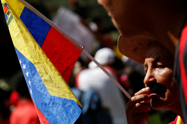 Militante chavista usa bigode falso em homenagem ao presidente Nicols Maduro em ato pr-governo