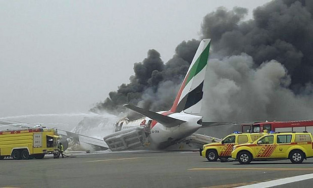 Avio da Emirates pega fogo aps acidente ao pousar no aeroporto de Dubai (Emirados rabes)