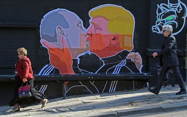 Grafite em muro em Vilna, capital da Litunia, retrata Putin e Trump se beijando