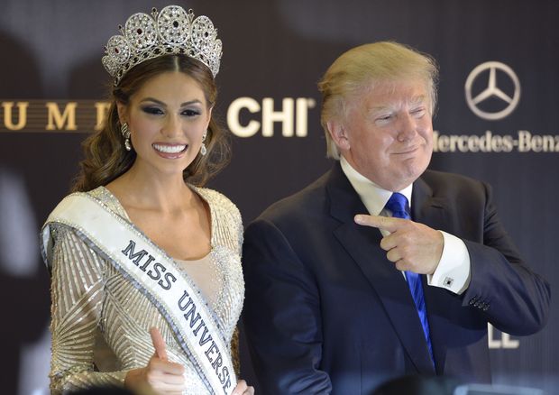 Trump aponta para a venezuelana Gabriela Isler, vencedora da edio do Miss Universo em Moscou, em 2013