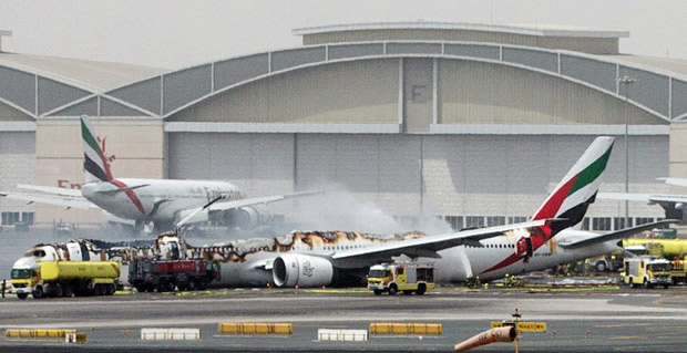 Avio da Emirates que pegou fogo aps pousar no aeroporto internacional de Dubai; no houve feridos