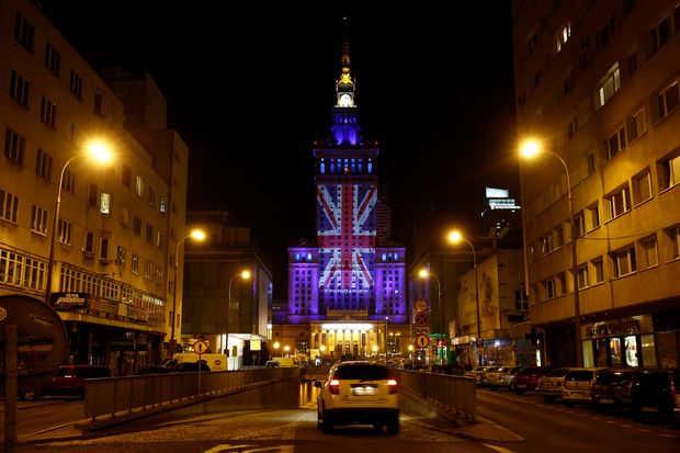 Palcio da Cultura e Cincia da Polnia ficou decorado com bandeira britnica na vspera do plebiscito no Reino Unido 