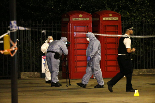 Policiais investigam cena de ataque a faca no centro de Londres; um jovem de 19 anos matou uma idosa 