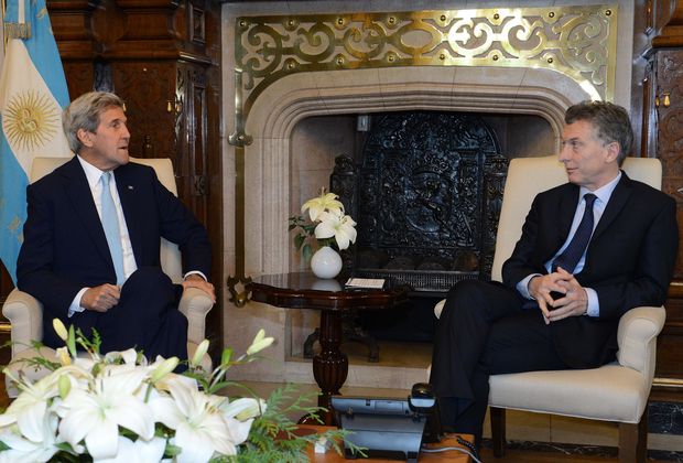 Handout picture released by Argentina's presidency showing US Secretary of State John Kerry (L) holding a meeting with Argentine President Mauricio Macri at the Casa Rosada presidential palace in Buenos Aires, on August 4, 2016. US Secretary of State John Kerry was in Argentina on Thursday to talk trade with President Mauricio Macri before heading to the Olympics opening ceremony in Brazil. Macri has undertaken a series of business-friendly reforms since taking office in December after 12 years of left-leaning administrations whose relations with the United States were sometimes testy. / AFP PHOTO / PRESIDENCIA ARGENTINA / HO / RESTRICTED TO EDITORIAL USE - MANDATORY CREDIT "AFP PHOTO / PRESIDENCIA ARGENTINA" - NO MARKETING NO ADVERTISING CAMPAIGNS - DISTRIBUTED AS A SERVICE TO CLIENTS