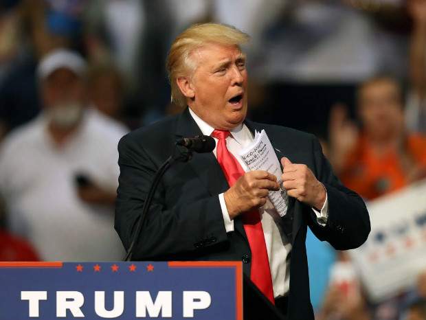 O candidato republicano  Presidncia dos EUA, Donald Trump, se prepara para discursar na Flrida
