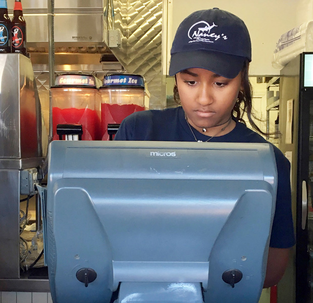 A filha mais nova de Barack Obama, Sasha, trabalha no caixa de um restaurante de Martha's Vineyard