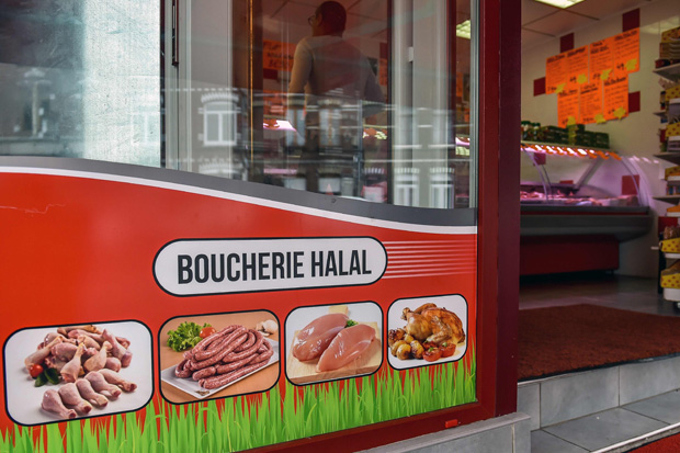 Aougue halal em Lille; Frana discute taxar comrcio e controlar templos islmicos aps ataques