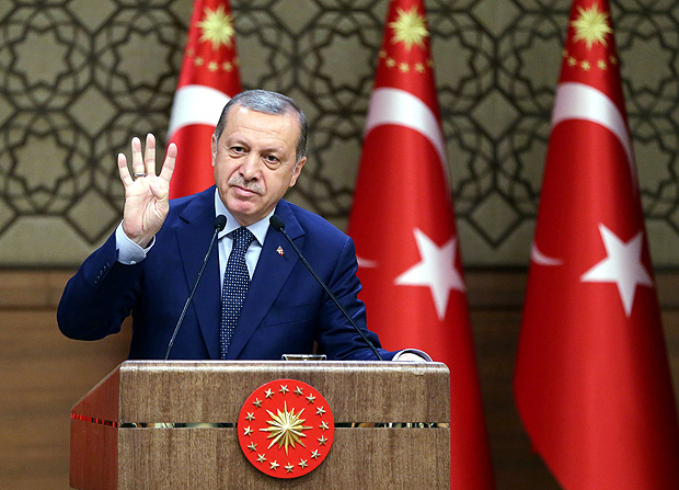 Turkey's President Tayyip Erdogan addresses the audience during a meeting at the Presidential Palace in Ankara, Turkey, August 4, 2016. Murat Cetinmuhurdar/Presidential Palace/Handout via REUTERS ATTENTION EDITORS - THIS PICTURE WAS PROVIDED BY A THIRD PARTY. FOR EDITORIAL USE ONLY. NO RESALES. NO ARCHIVE. TPX IMAGES OF THE DAY ORG XMIT: ANK02