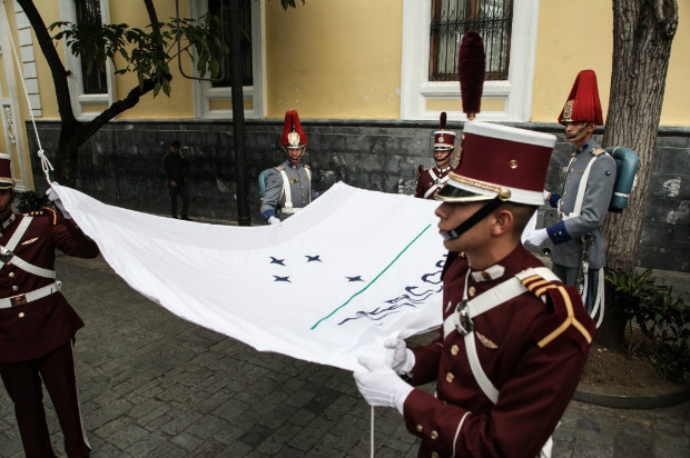 Militares venezuelanos preparam a bandeira do Mercosul para ser hasteada na sede da Chancelaria