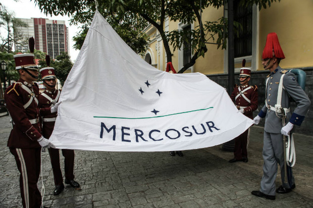 Militares venezuelanos preparam para hastear bandeira do Mercosul na Chancelaria, em Caracas