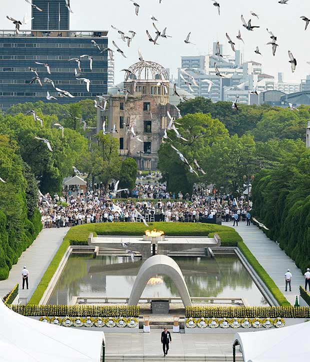 Pombas voam sobre o parque Memorial da Paz, em Hiroshima
