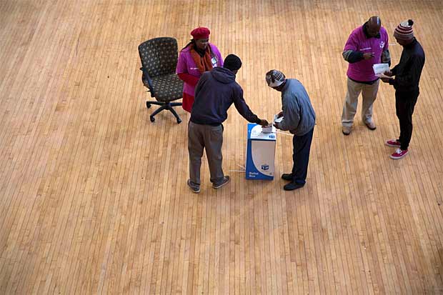 Locals cast their votes during the local government elections at the Johannesburg city hall, South Africa August 3,2016. REUTERS/James Oatway FOR EDITORIAL USE ONLY. NO RESALES. NO ARCHIVES. ORG XMIT: GGGJMS002