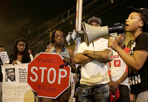 CHICAGO, IL - AUGUST 5: Demonstrators protest the fatal police shooting of Paul O'Neal on August 5, 2016 in Chicago, Illinois. O'Neal, an unarmed 18-year-old man was shot and fatally wounded July 28, when Chicago Police officers tried to arrest him for allegedly stealing a Jaguar car from the suburbs. The Chicago Police department released videos of the shooting to the public and media, which was captured by body cameras and dashboard cameras. Joshua Lott/Getty Images/AFP == FOR NEWSPAPERS, INTERNET, TELCOS & TELEVISION USE ONLY ==