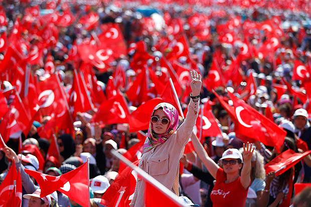 Turcos participam de comcio em apoio ao presidente Recep Tayyip Erdogan, em Istambul, no domingo (7)