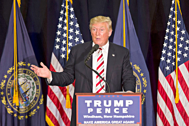 O candidato republicano  Presidncia, Donald Trump, em comcio em New Hampshire
