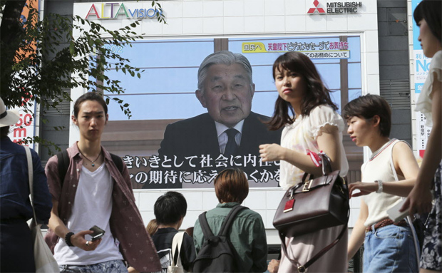 Telo em Tquio mostra pronunciamento do imperador Akihito nesta segunda-feira (8)