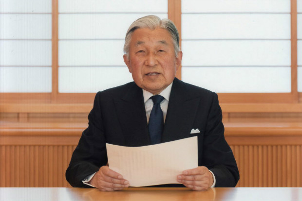 O imperador do Japo, Akihito, discursa  populao do pas sobre sua abdicao nesta segunda (8)