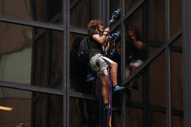 Homem usa ventosas para escalar a Trump Tower, em Nova York, para demonstrar apoio ao republicano