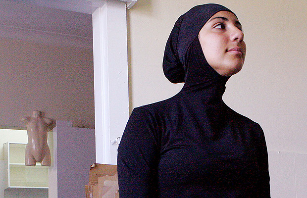 Modelo australiana Mecca Laalaa usa 'burquni' desenhado pela estilista Aheda Zanetti