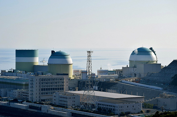 Reator 3 (à dir.) da usina nuclear de Ikata, a 700 km de Tóquio, será reativado após cinco anos do desastre de Fukushima