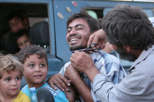 Em comemorao, homem corta a barba de civil libertado aps derrota do Estado Islmico em Manbij, na Sria
