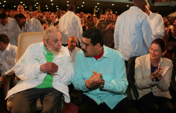 Fidel Castro conversa com Nicols Maduro em cerimnia para celebrar seus 90 anos, em teatro de Havana